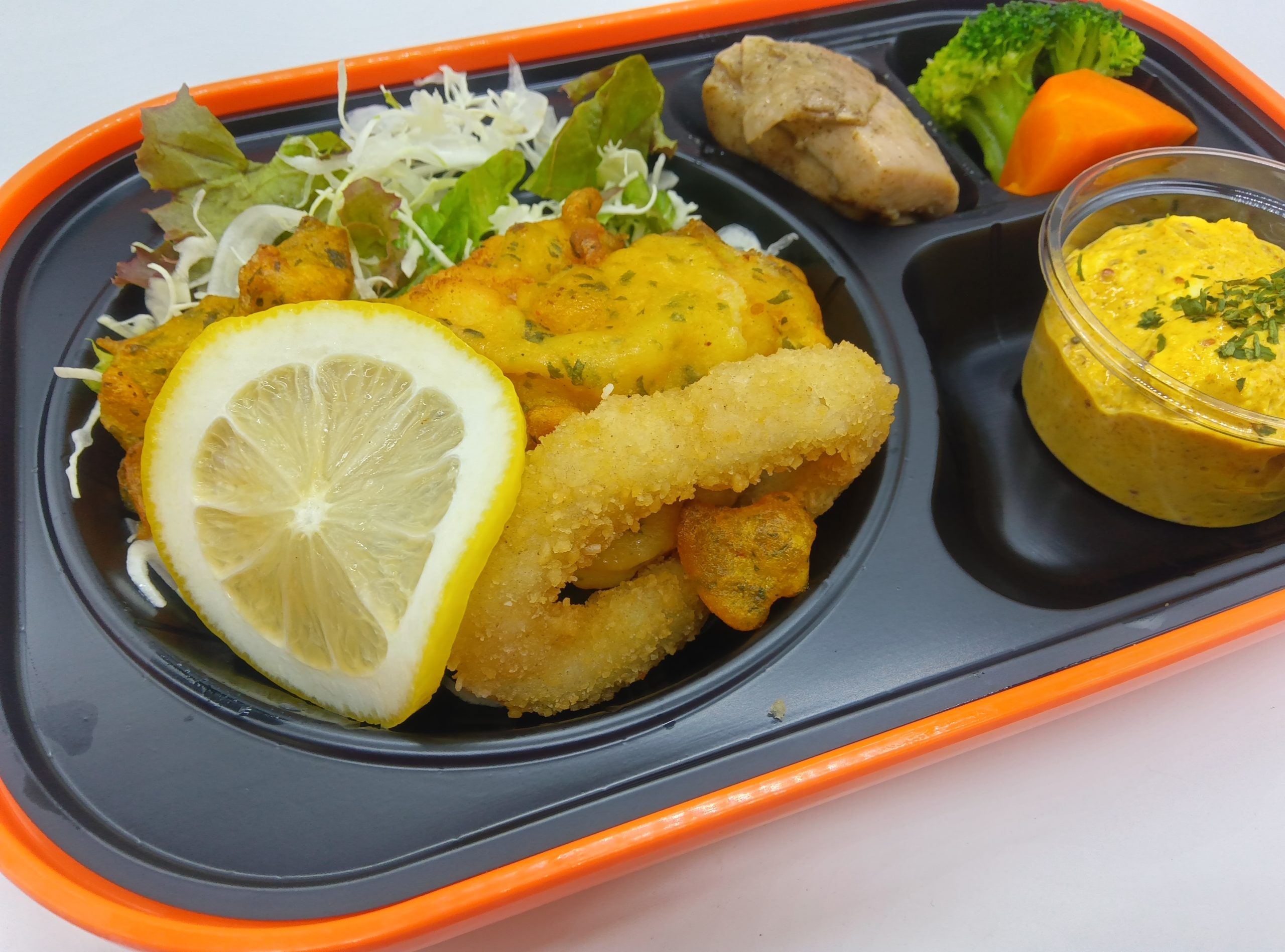 本日の弁当!!　魚のピカタ・カレータルタルソース　です!